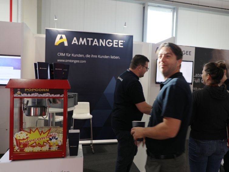 JTL-Connect 2024: Kundengespräch am Stand von AMTANGEE