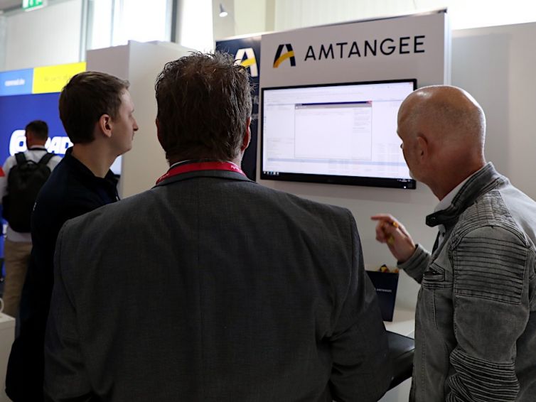 Informationsgespräch am Stand von AMTANGEE auf der JTL-Connect 2024 (940x705)