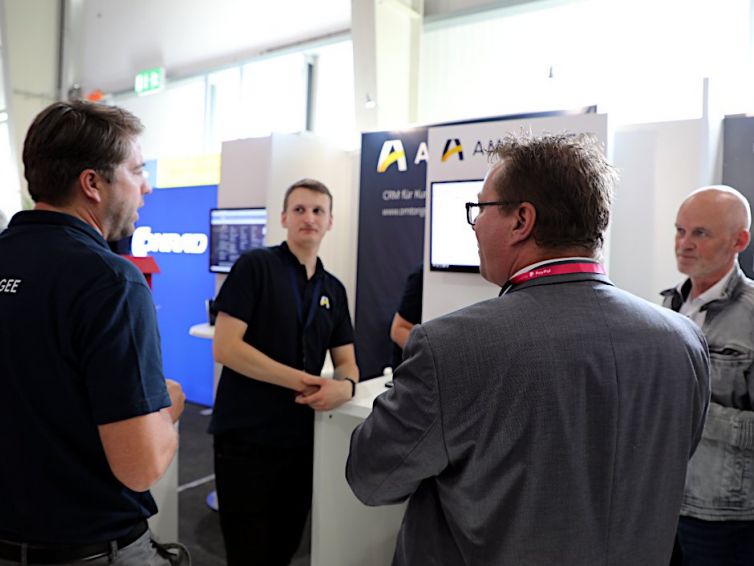 Informationsgespräch am Stand von AMTANGEE auf der JTL-Connect 2024 (940x705)